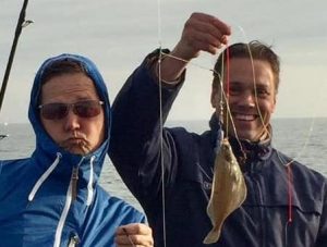 2 mannen die vis showen na dagje zeevissen op de Noordzee