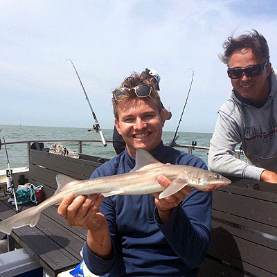 Barracuda klant toont wat hij heeft gevangen tijdens de haaivissen Zeeland trip
