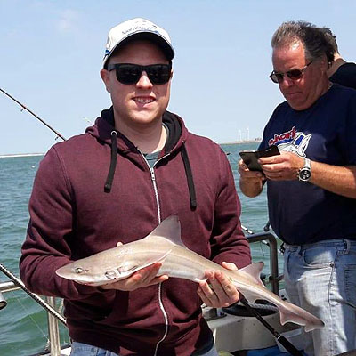 Visser toont vangst dagje haaienvissen Noordzee