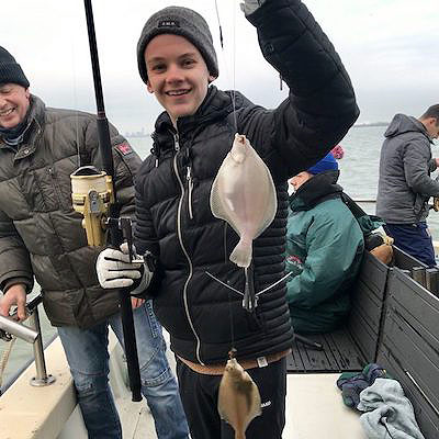 jongen die aan het ankervissen is in zeeland