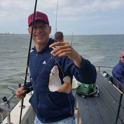 man met vis die is gevangen tijdens tongvissen westerschelde man met vis die is gevangen tijdens tongvissen westerschelde