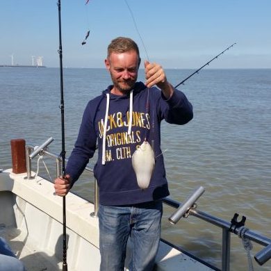 trotse man toont vis na tongvissen westerschelde trotse man toont vis na tongvissen westerschelde