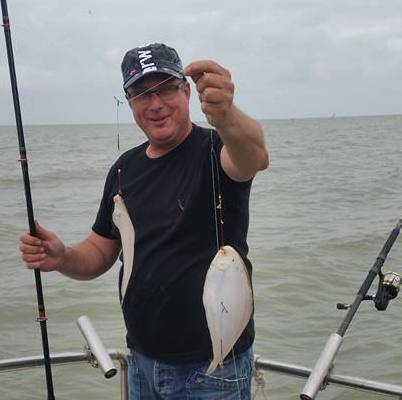 visser toont vangst na tongvissen westerschelde visser toont vangst na tongvissen westerschelde